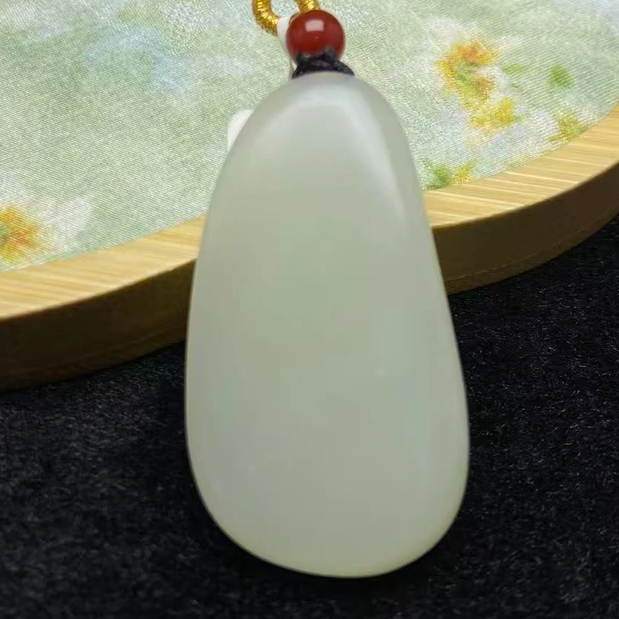 和田玉随型关公挂件V059