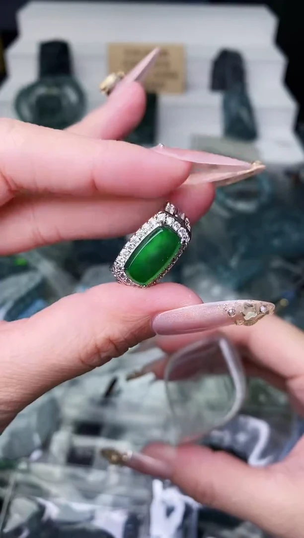 颈饰未镶嵌翡翠