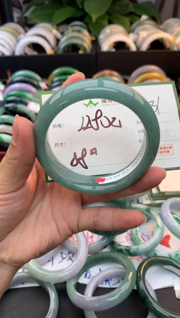 未镶嵌定制翡翠毛货需精细抛光+多人