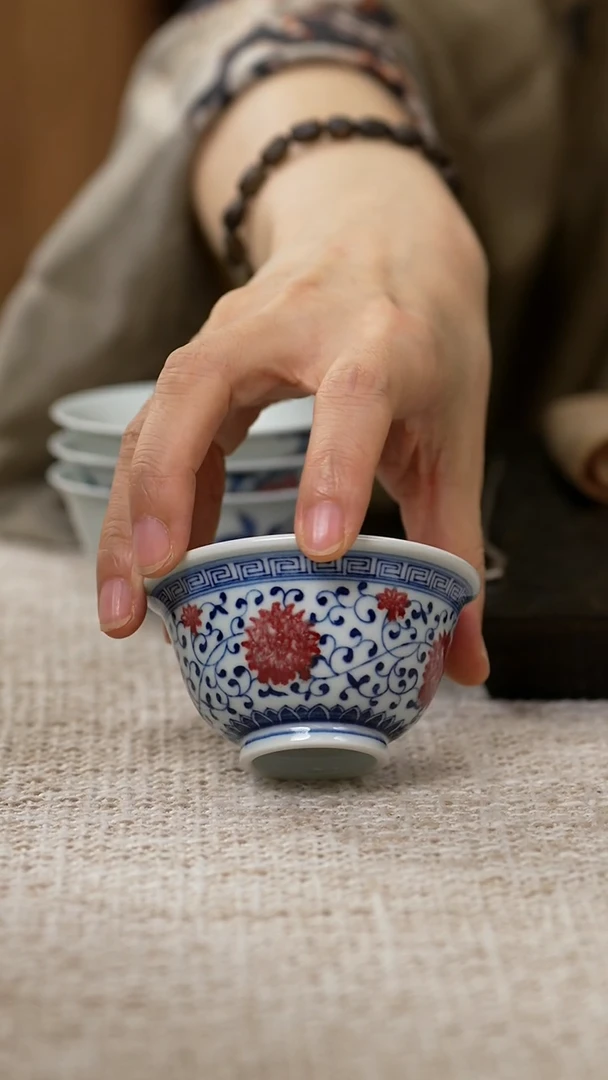 /060青花釉里红缠枝莲小压手杯