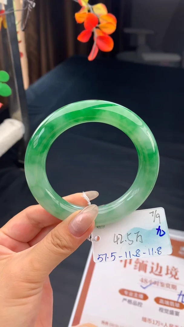 未镶嵌手镯翡翠自带#送人#，联系客服核对地址~