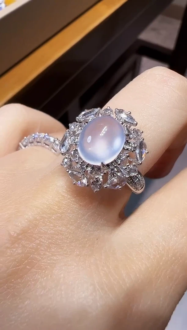 18K金镶嵌戒指翡翠蛋面