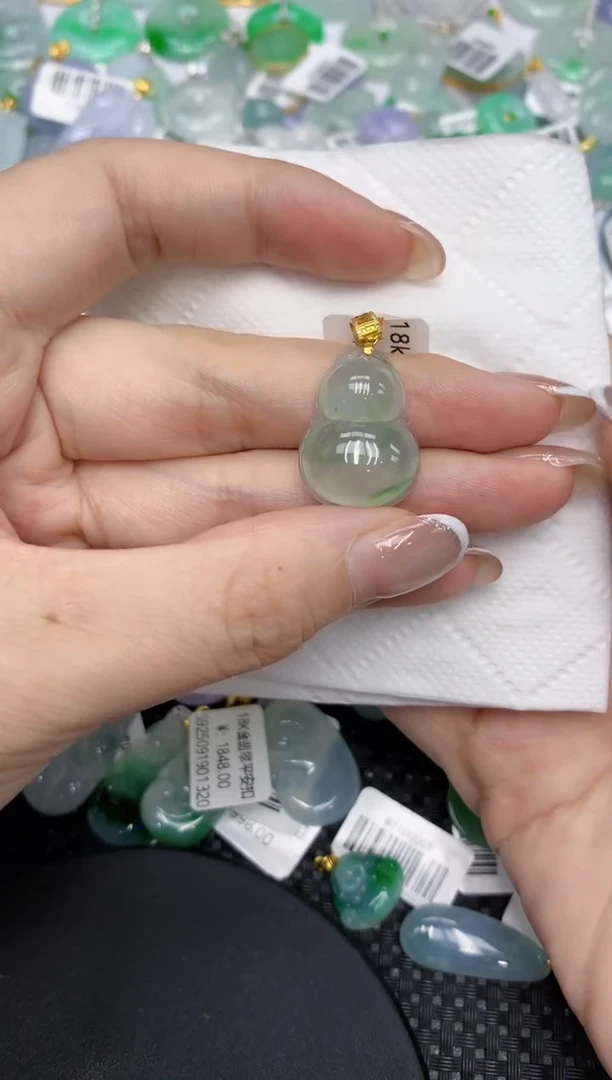 颈饰18K金镶嵌翡翠111111111