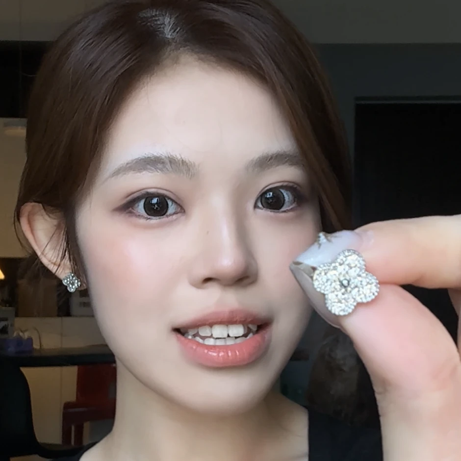 合金锆石耳饰 满锆四叶草耳钉高级感轻奢耳环2025新款小众设计