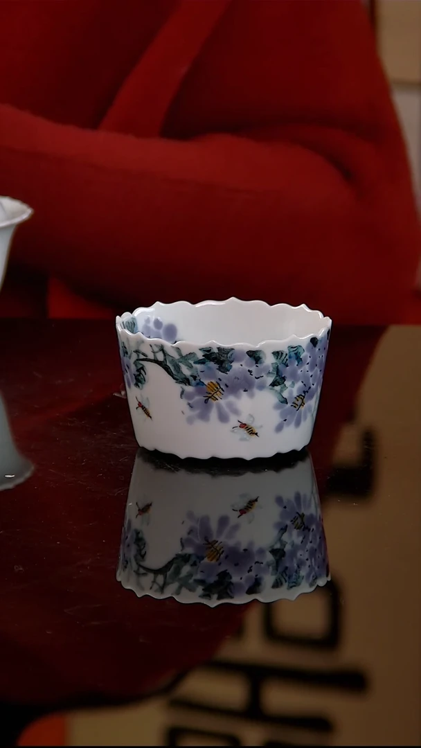 李华手绘釉中五彩紫藤花花口杯