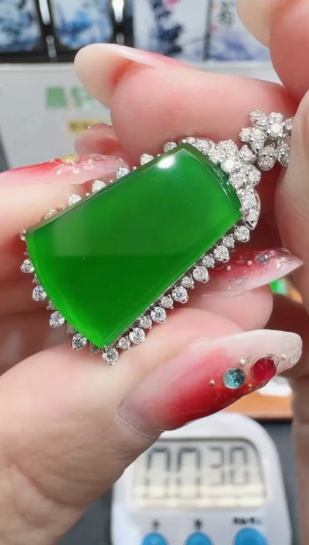 18K金镶嵌戒指翡翠2****）寄售回流，24小时鉴赏期