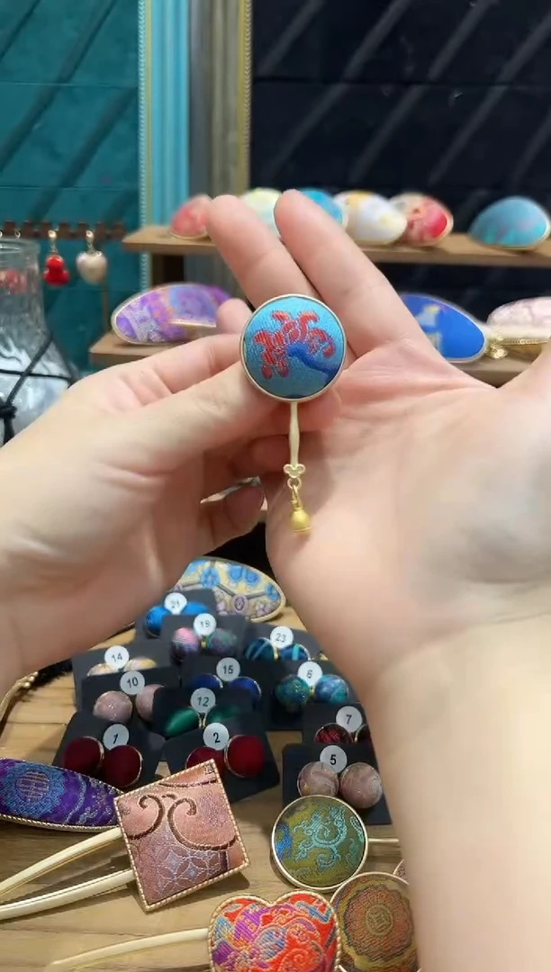 【闪购商品】【孤品款2.7】红蓝花卉圆扇形胸针