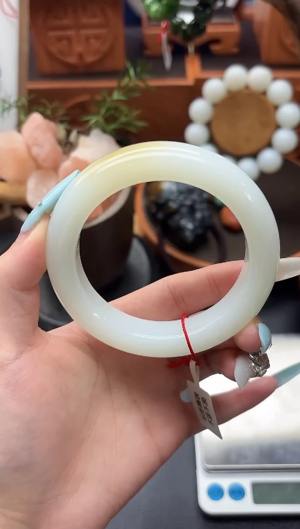 未镶嵌手镯和田玉董小姐推荐 多样性发货 拍一发一tb