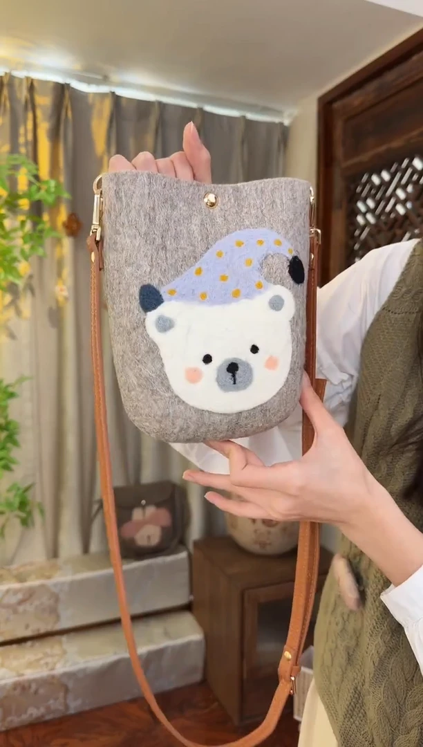 羊毛非遗羊毛毡包 手机包灰小熊