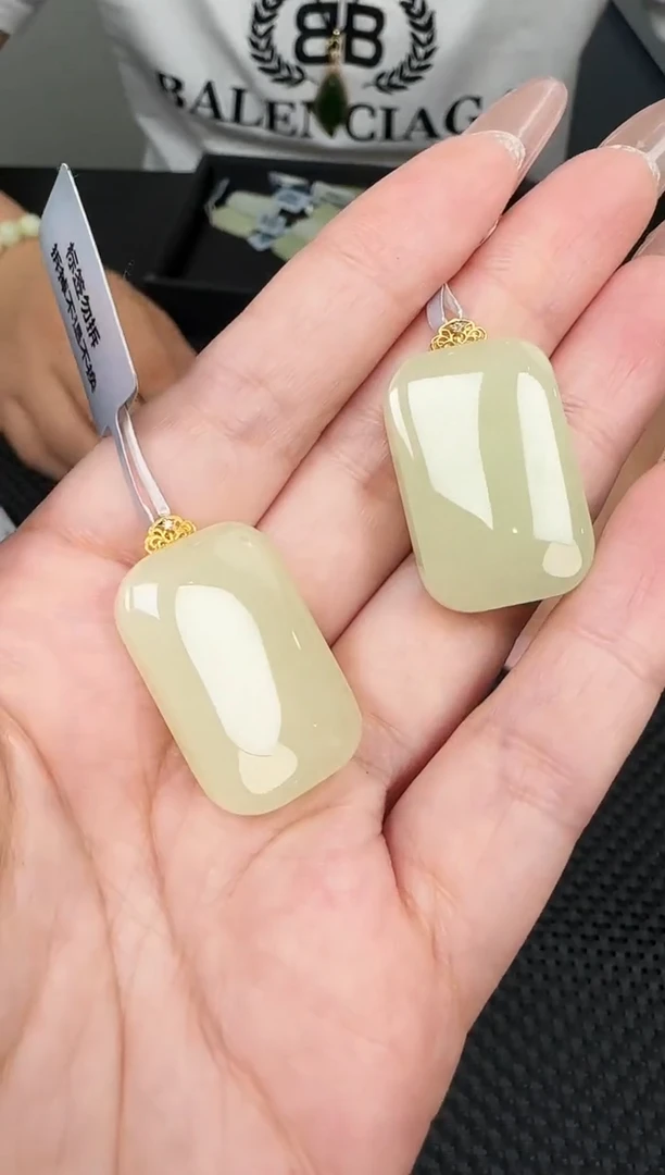 吊坠(不含链)18K金镶嵌和田玉一个，多样性发一件