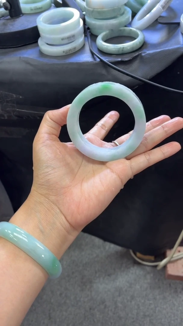 未镶嵌正圈定制翡翠小**?缅甸天然翡翠手镯定制
