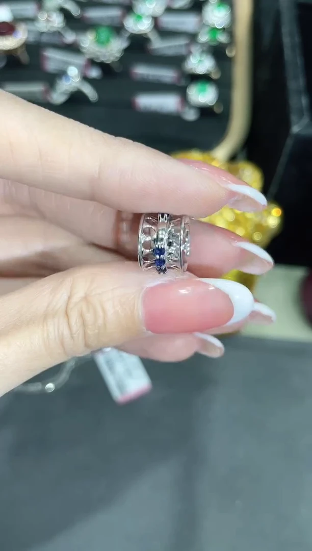 蓝宝石吊坠18K金镶嵌吊坠