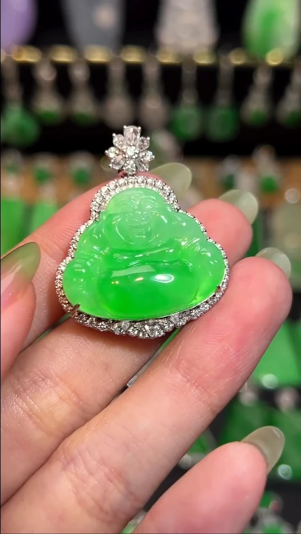 翡翠18K金镶嵌颈饰吊坠