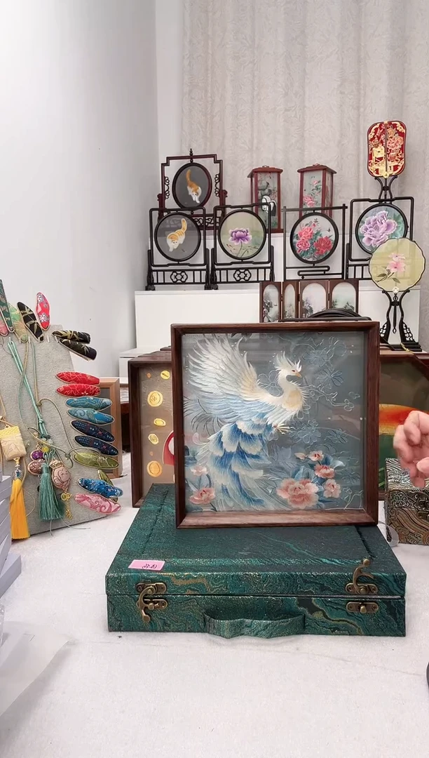 扇子苏绣作品手工摆台