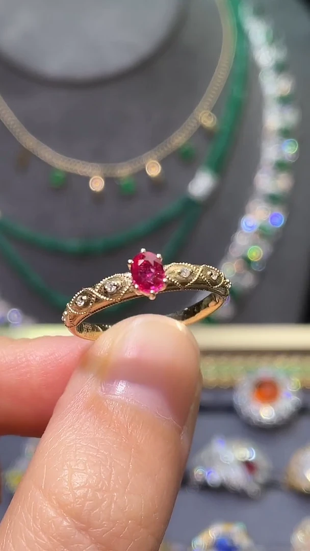 红宝石戒指18K金镶嵌无烧艳红色 0.31ct