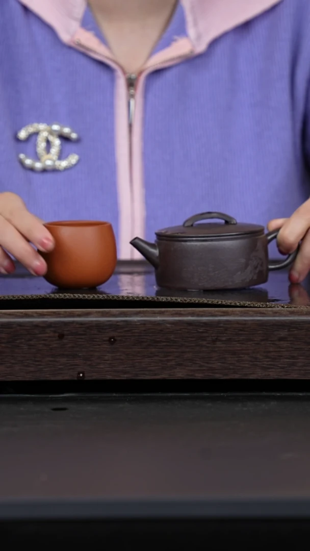 【闪购商品】紫砂茶壶黑墩头刻绘汉瓦+鹅黄朱泥不倒翁杯