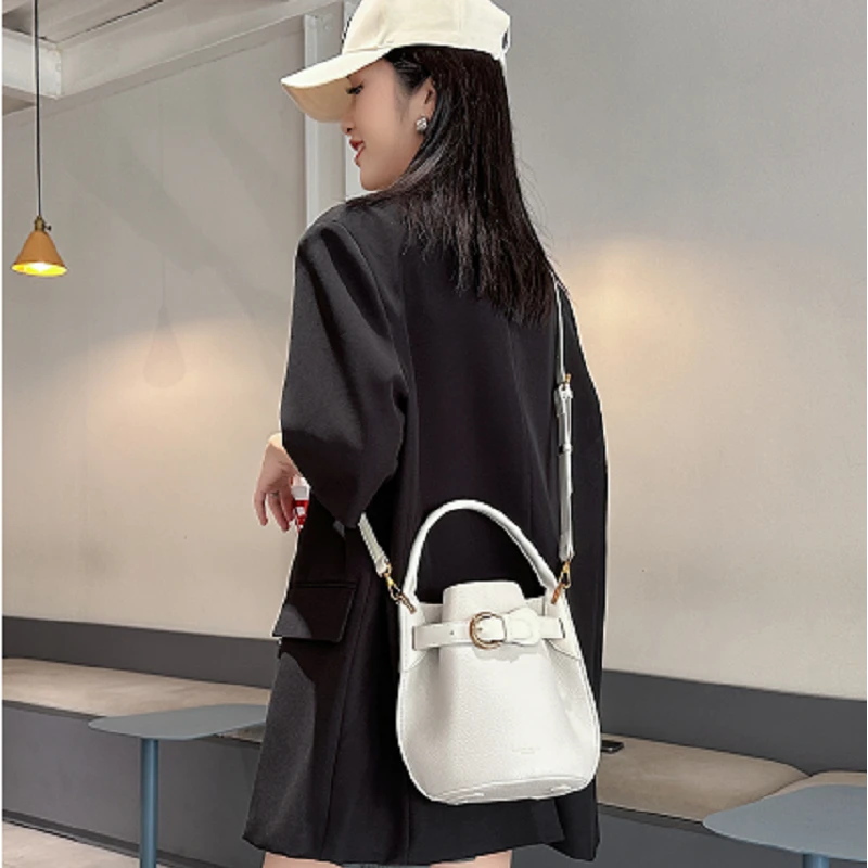 BSS-VAZSLVE/原创设计SKL-A0257-米白  秋冬新款轻奢小包