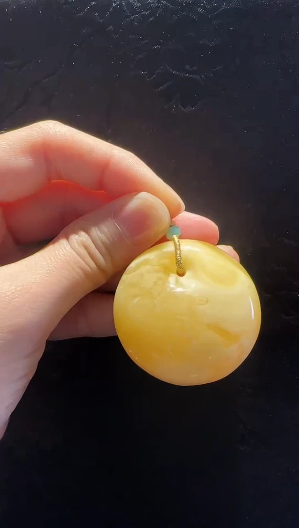 蜜蜡颈饰18K金镶嵌平安扣尺寸39.8*27mm