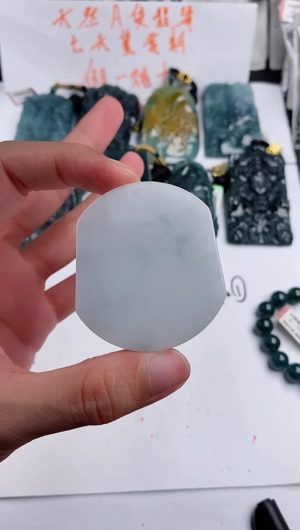颈饰未镶嵌翡翠