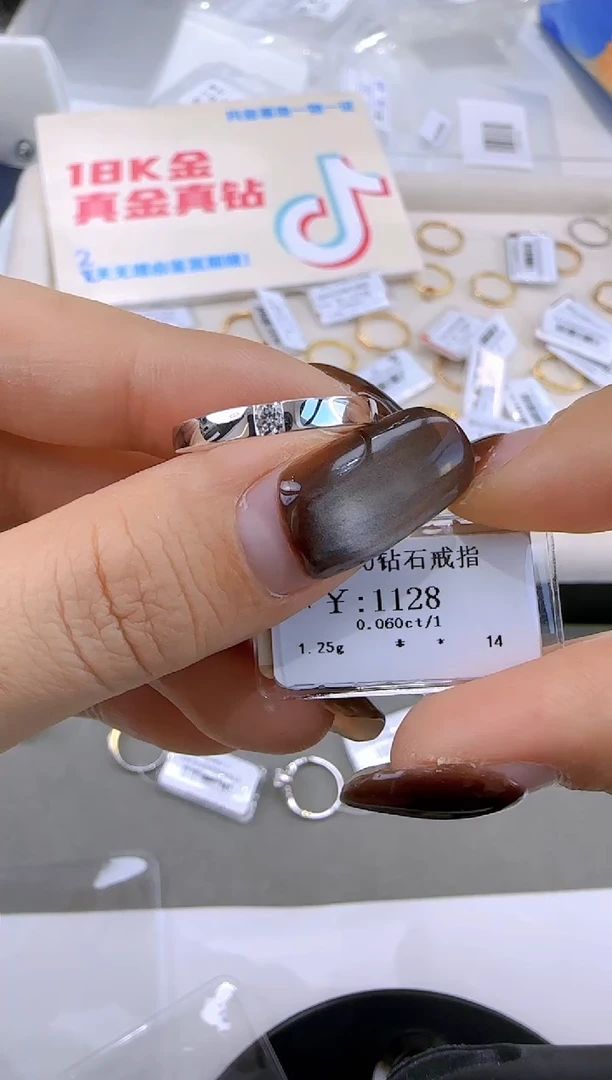 【闪购商品】钻石戒指/指环18K金镶嵌100900
