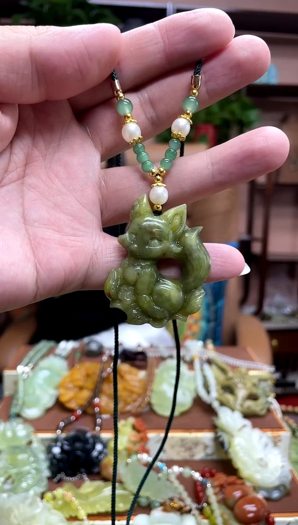 未镶嵌岫玉颈饰·