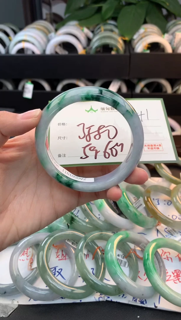 未镶嵌定制翡翠毛货需精细抛光+多人