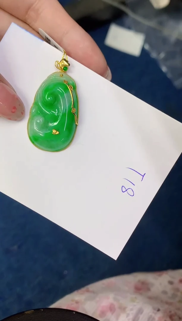 翡翠18K金镶嵌颈饰缅甸天然翡翠A货