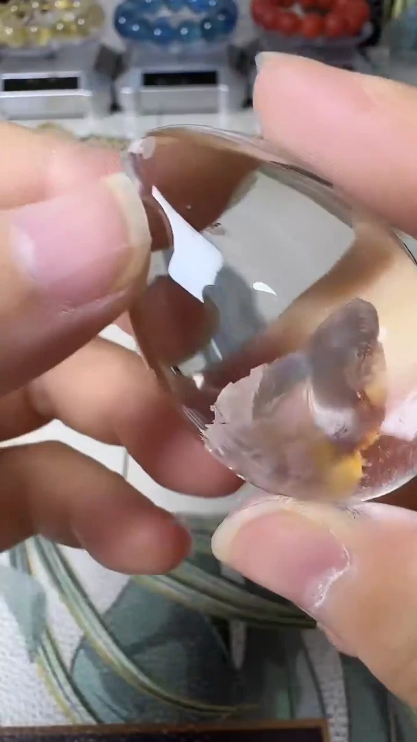 颈饰未镶嵌水晶矿坑