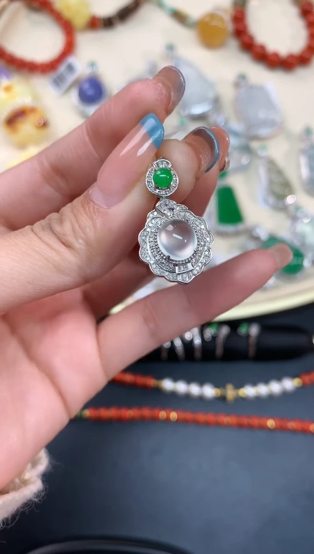 【闪购商品】翡翠吊坠(不含链)18K金镶嵌吊坠A176|8800