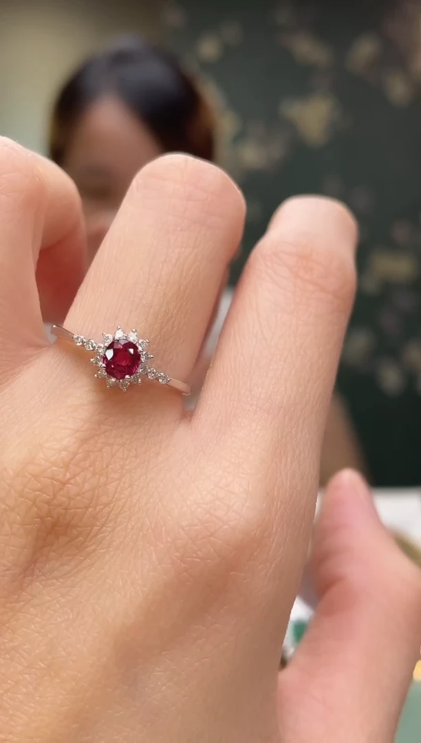 18K金镶嵌戒指红宝石主石：0.51ct