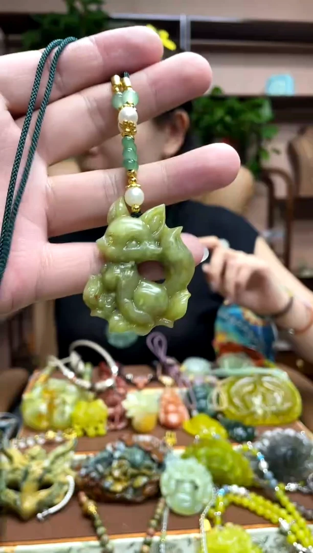 未镶嵌岫玉颈饰`3
