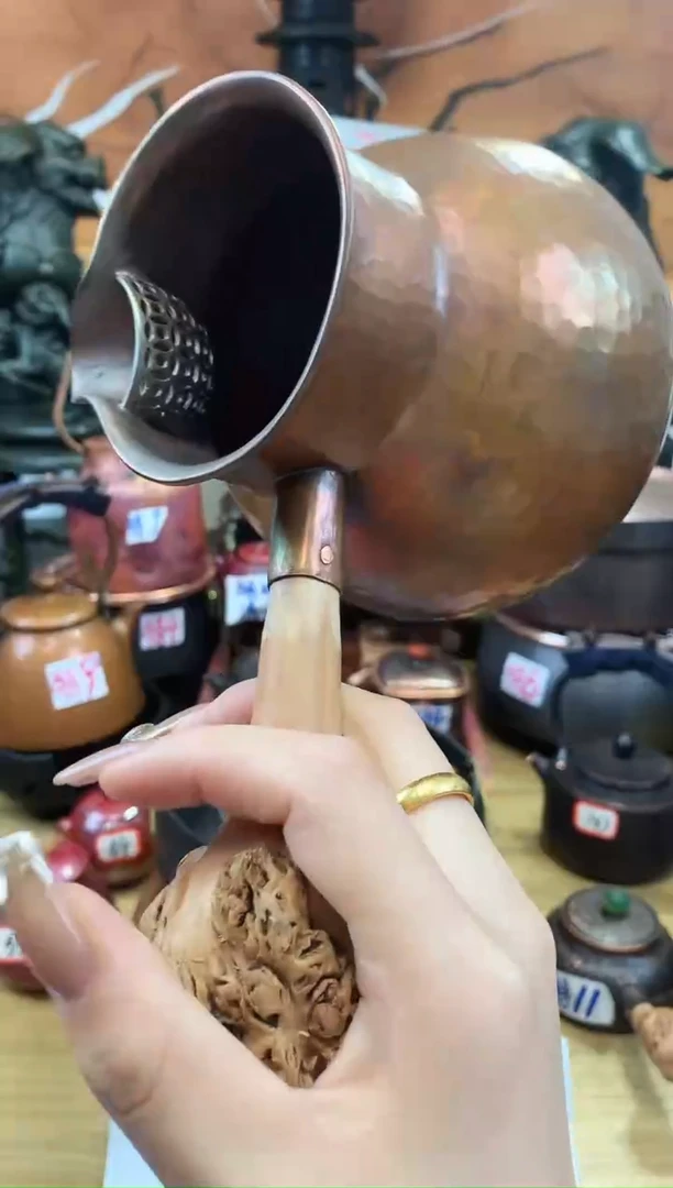 彩*。大号马蹄足包浆色树瘤侧把罐