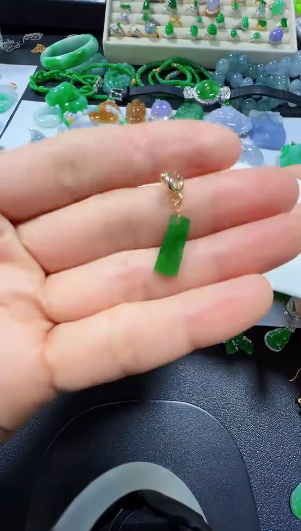 吊坠(不含链)18K金镶嵌翡翠笑*来9.9