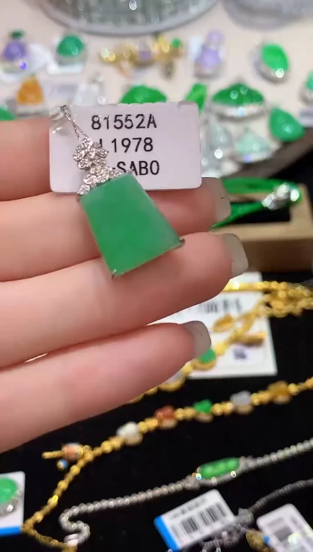 吊坠(不含链)18K金镶嵌翡翠L1978多样性发其一