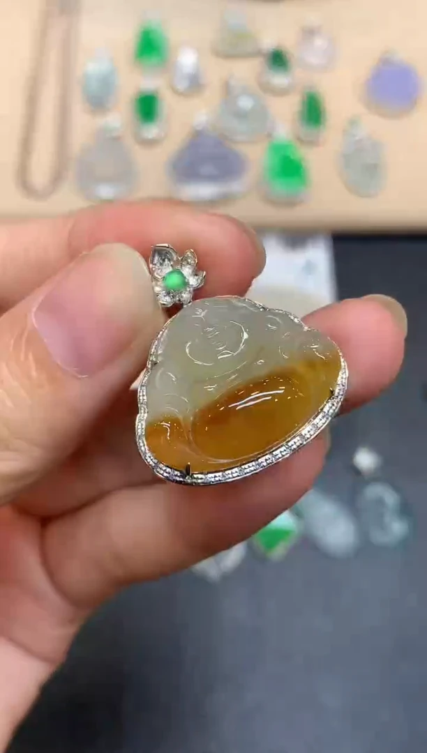 颈饰18K金镶嵌翡翠佛公【无服务费