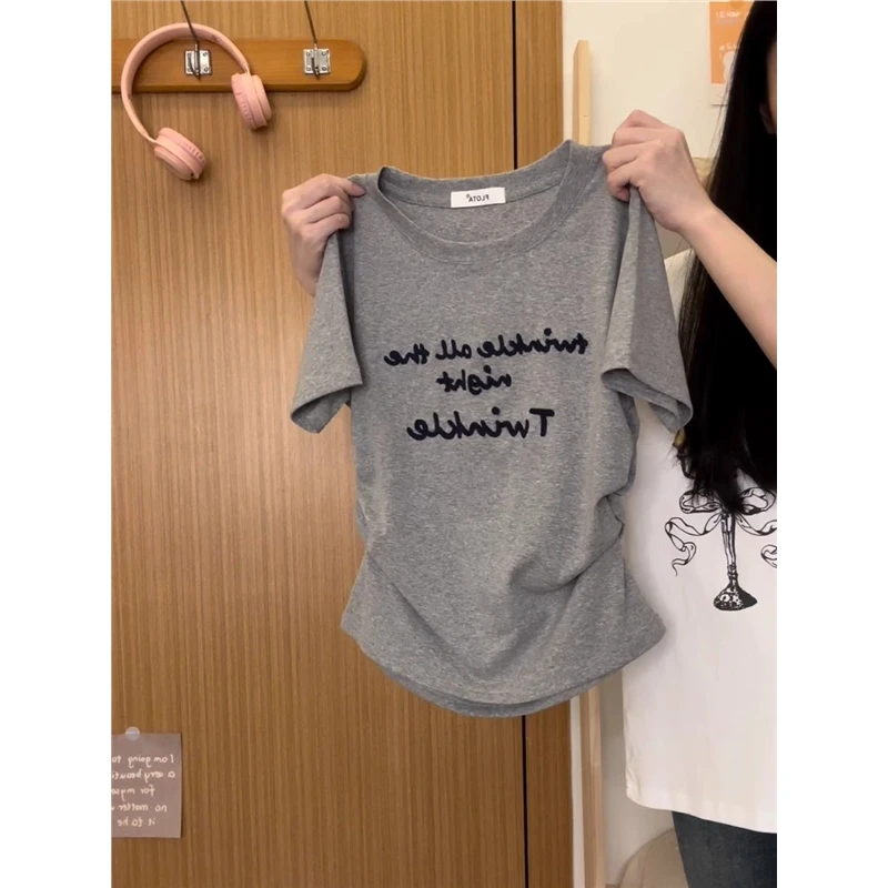 正肩收腰辣妹短袖t恤女夏季2025新款圆领褶皱字母内搭修身小上衣