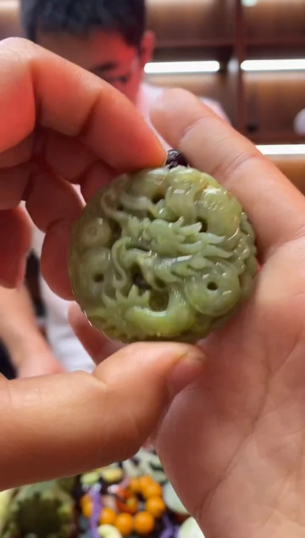 未镶嵌蛇纹石玉吊坠