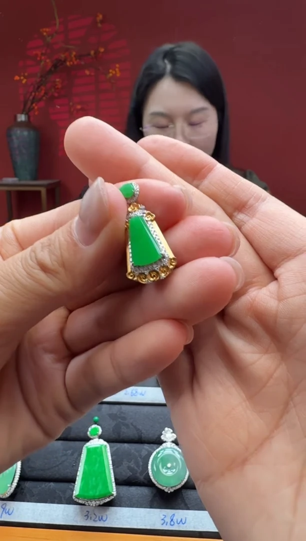 颈饰18K金镶嵌翡翠无事牌