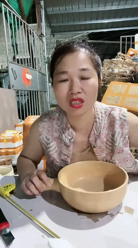瑕疵米黄手把锅一个