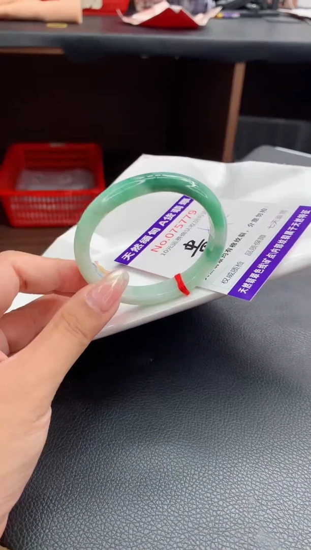 翡翠手镯（贵妃镯）未镶嵌有纹，完美者勿拍