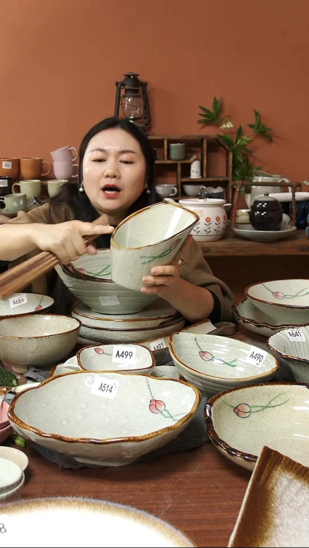 陶瓷A676 一只手绘荷花黑点高低筒子可能微瑕