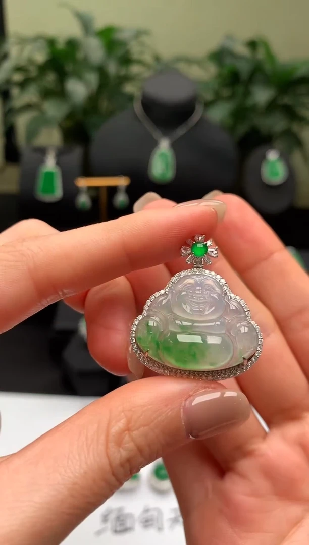 【闪购商品】翡翠颈饰18K金镶嵌飘绿佛公