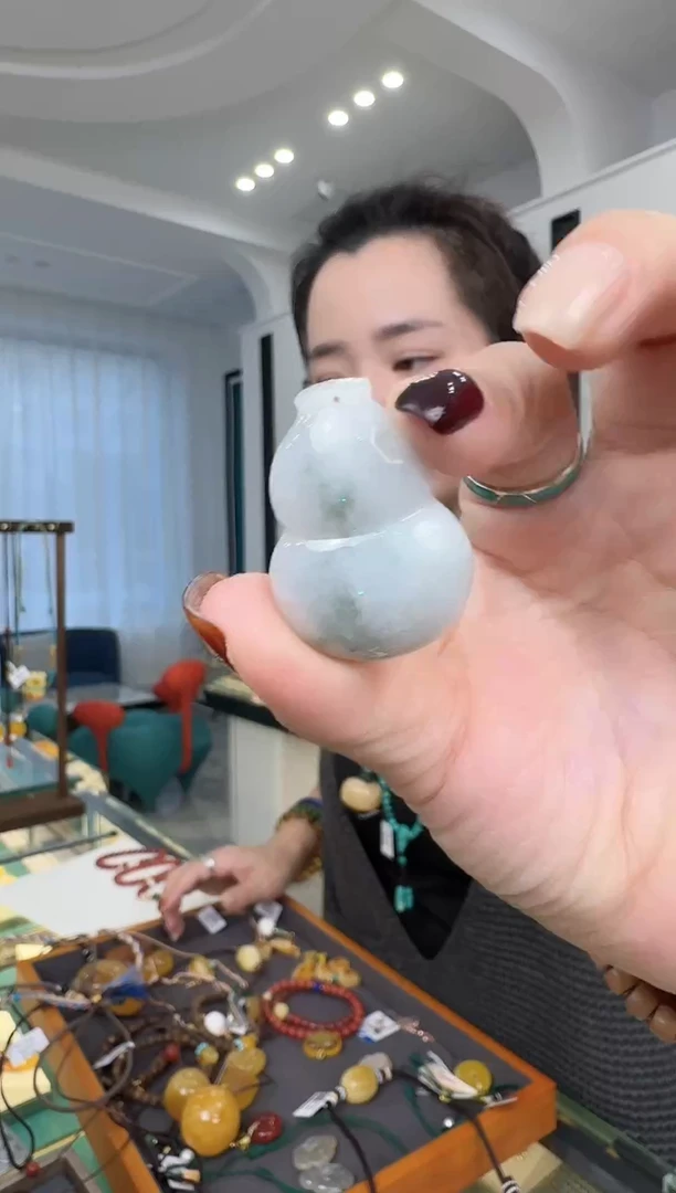 裸石翡翠精美的裸石