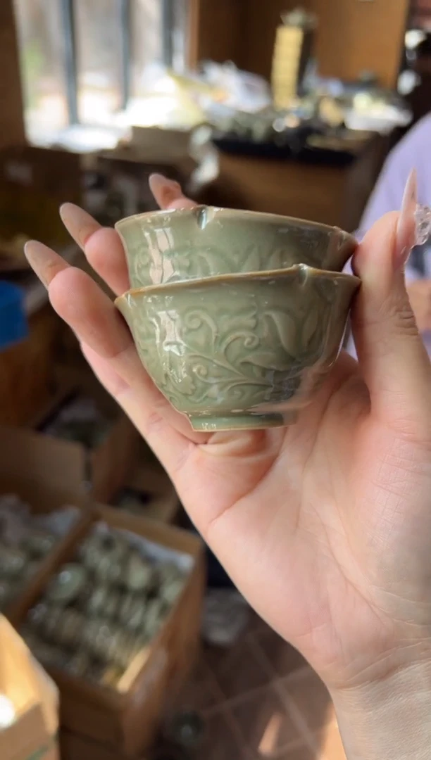 微瑕耀州窑莲纹折楞杯一对
