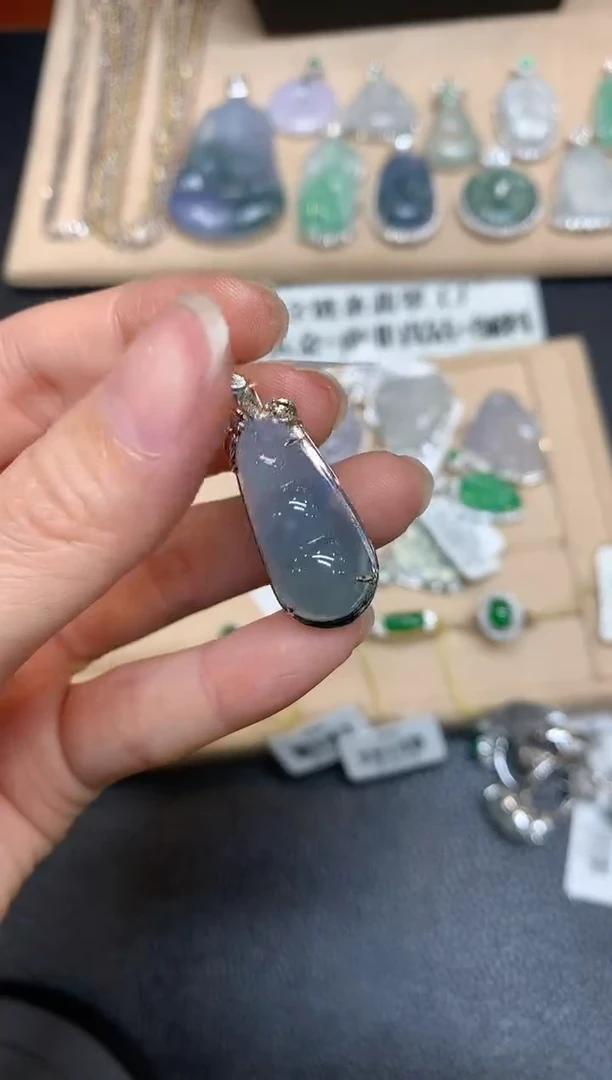 【闪购商品】翡翠颈饰18K金镶嵌福豆【无服务费