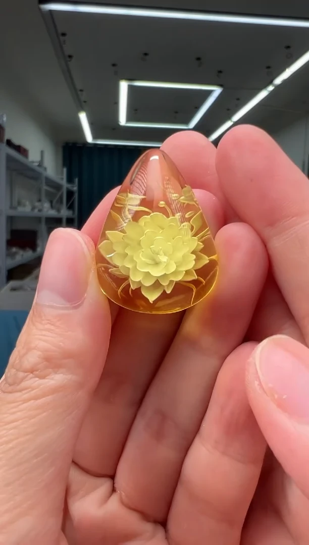 未镶嵌颈饰琥珀蝶恋花