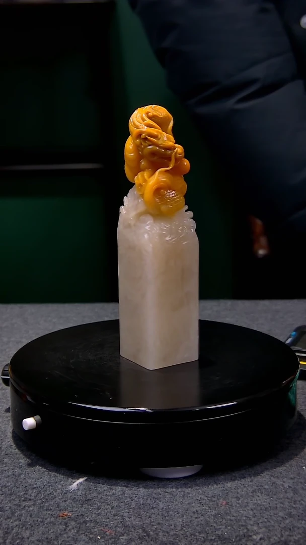 【闪购商品】田黄石金包银龙戏珠