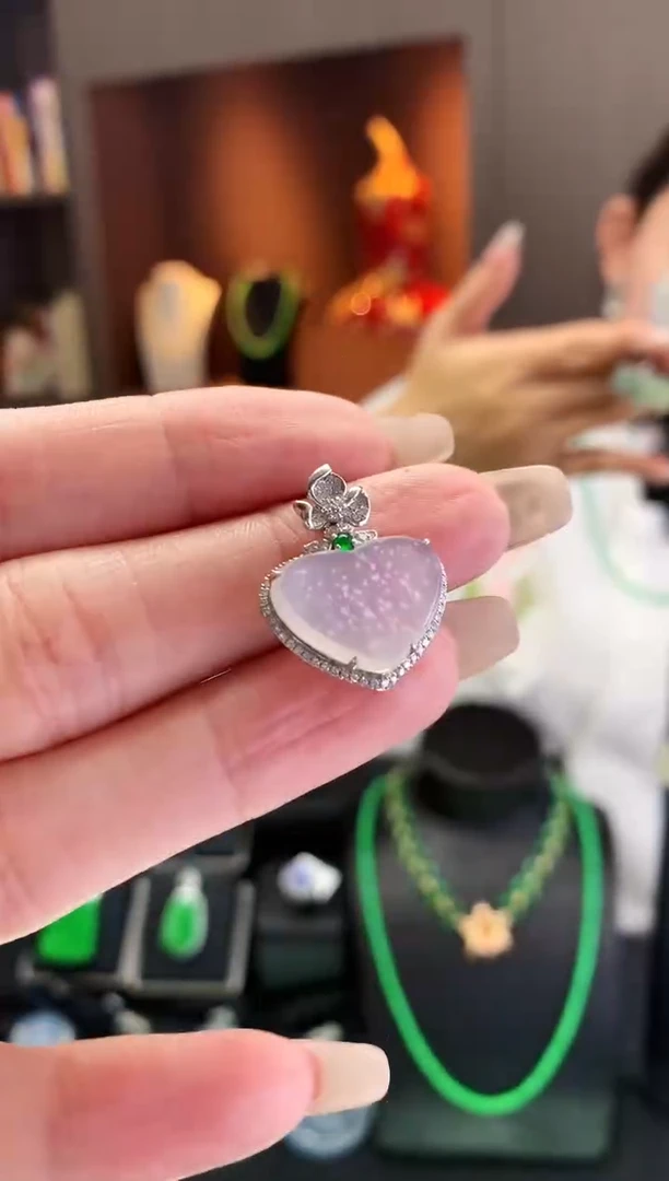 【闪购商品】翡翠吊坠(不含链)18K金镶嵌爱心吊坠