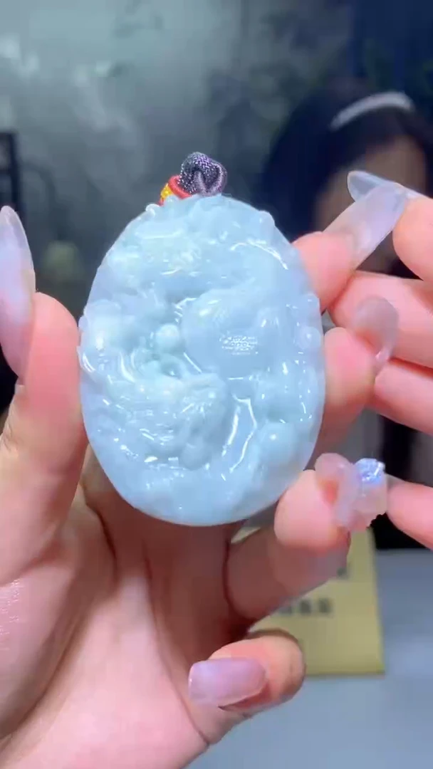 翡翠未镶嵌颈饰雕刻