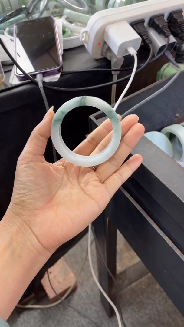 未镶嵌正圈定制翡翠丢*天然翡翠手镯定制